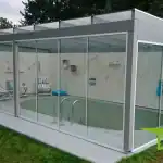Schwimmbad Überdachung aus Holz mit Glasschiebewand